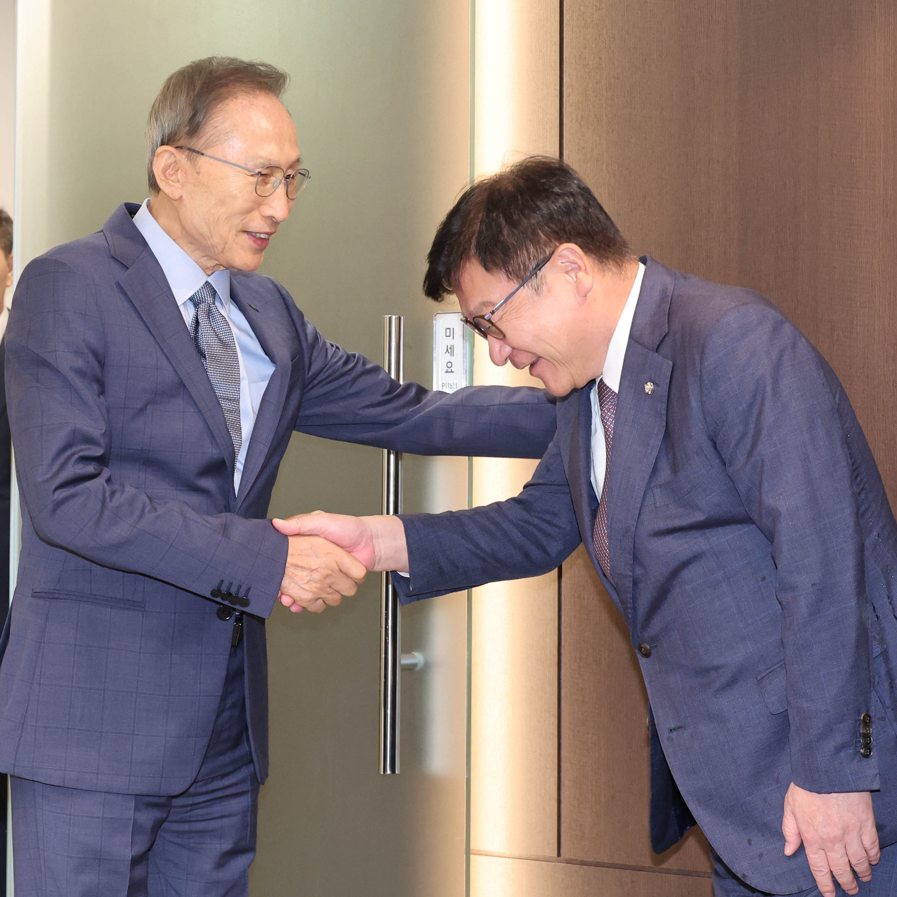 이명박 전 대통령 예방한 정점식