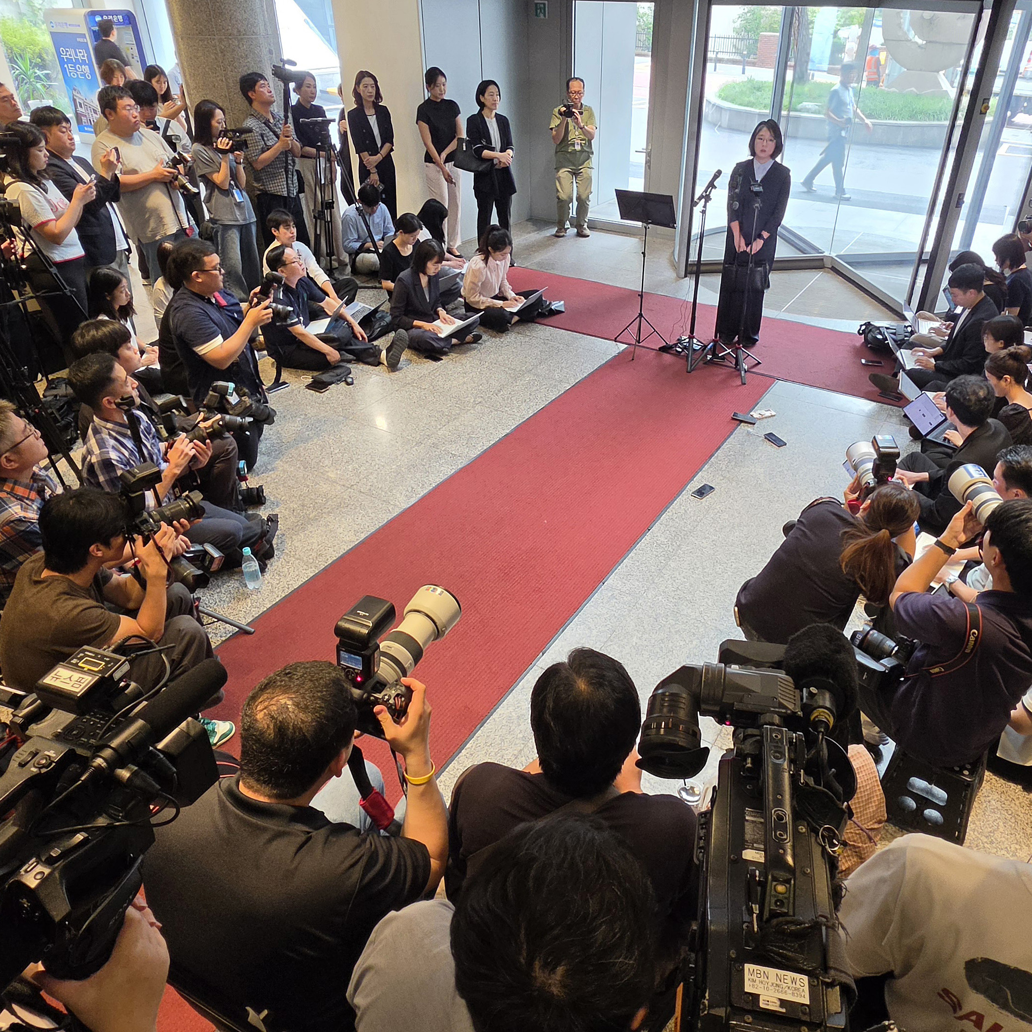 '이목 집중' 용혜인 장관 후보자 출근길