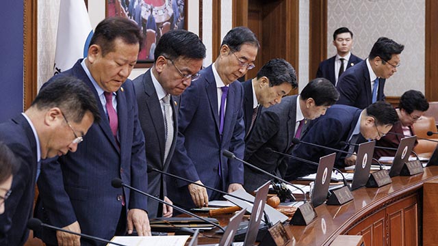 총선 다음날 열린 국무회의 착석하는 국무위원들