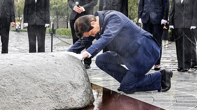 노무현 전 대통령 묘역 앞에 무릎 꿇은 조국 대표