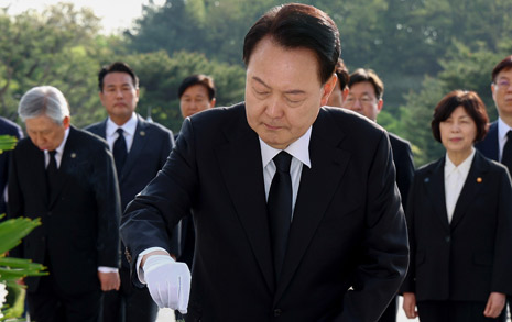 2시간 먼저 '조조참배' 윤 대통령... 조국 "첫 악수 무산 아쉽다"