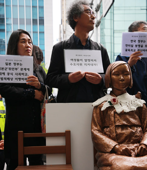 부산 봉지테러에,  '평화의 소녀상' 작가가  저작권법 칼 빼든 까닭