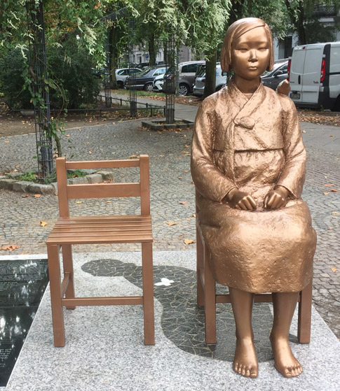 베를린 '평화의 소녀상'...  "일본 정부 압력에 굴복하고 있다"