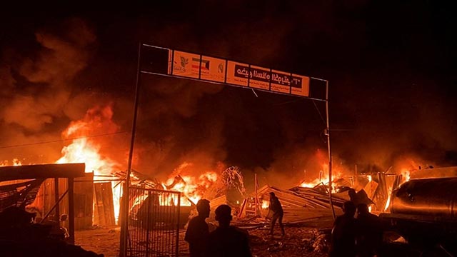 이스라엘 공습으로 불타는 라파 난민촌