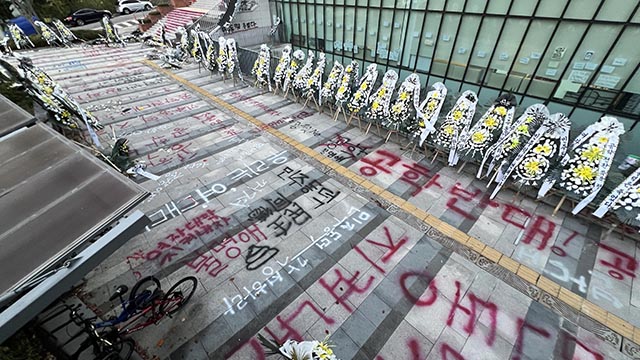 '공학반대!' 조화와 구호로 뒤덮인 동덕여대