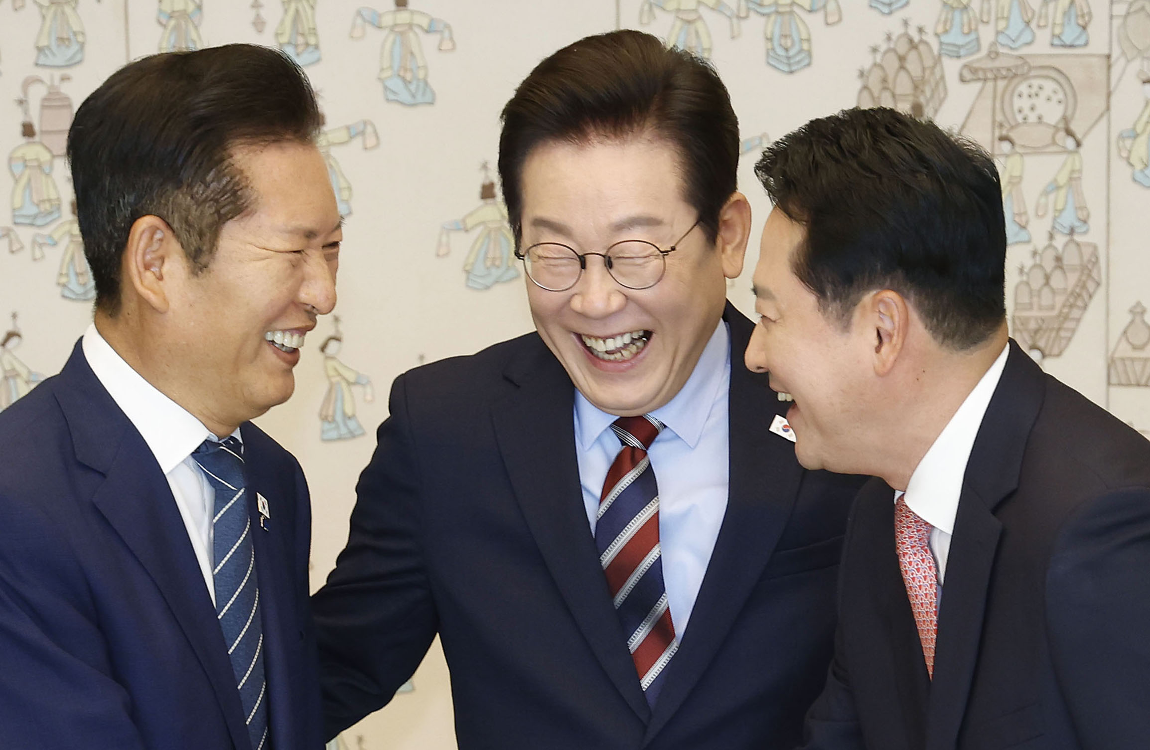 악수하는 여야 대표와 이재명 대통령
