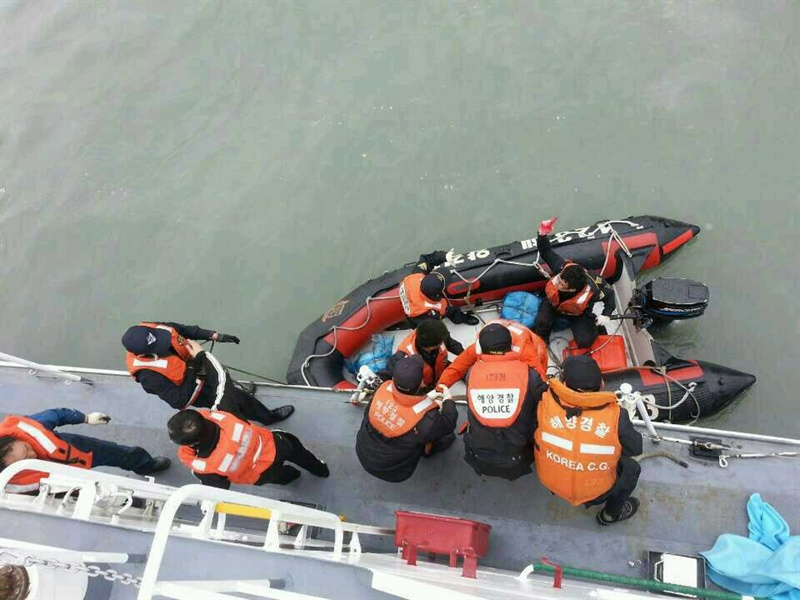  16일 오전 제주도 수학여행길에 오른 안산 단원고 학생을 비롯한 459명을 태운 여객선 '세월호'가 전남 진도군 조도면 병풍도 북쪽 20km 해상에서 침몰하는 사고가 발생했다. 사진은 해양경찰청이 공개한 구조작업 모습이다.