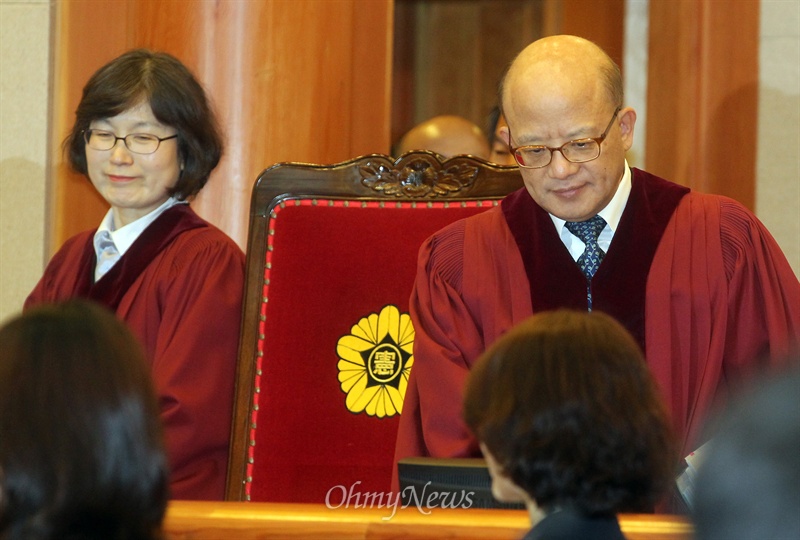 성매매특별법 위헌심판 첫 공개변론  박한철 헌법재판소 소장과 재판관들이 9일 오후 서울 종로구 헌법재판소 대심판정에서 성매매알선 등 행위의 처벌에 관한 법률(성매매 특별법) 위헌 여부를 가리는 공개변론에 참석하고 있다.