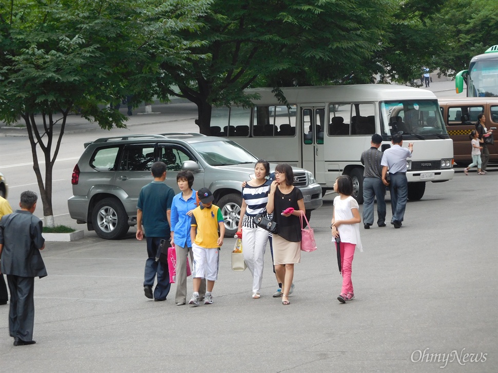  폴로(POLO) 브랜드 티셔츠를 입은 북한 어린이(사진 왼쪽에서 네 번째, 노란색 상의).