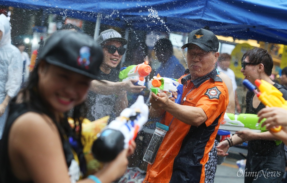  25일 오후 서울 서대문구 신촌 연세로에서 열린 '제3회 신촌 물총축제'에서 시민들이 물총을 쏘며 즐거운 시간을 보내고 있다.