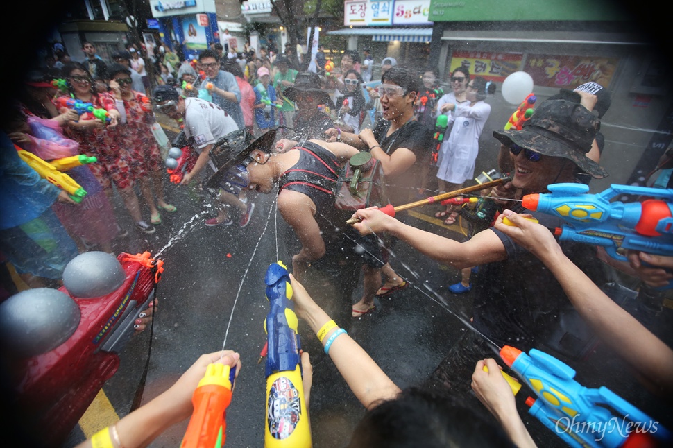  25일 오후 서울 서대문구 신촌 연세로에서 열린 '제3회 신촌 물총축제'에서 시민들이 물총을 쏘며 즐거운 시간을 보내고 있다.
