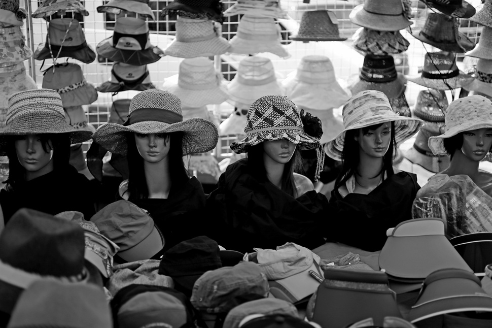 마석오일장 모자를 파는 가게에 있던 마네킹 미녀들, 모자 하나 골라잡아 5천 원이다.