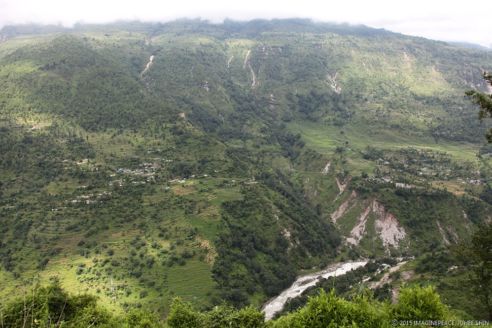  네팔의 국경지대, 산간마을 가티와 굼은 깊은 계곡을 사이에 두고 마주보고 있다. 
