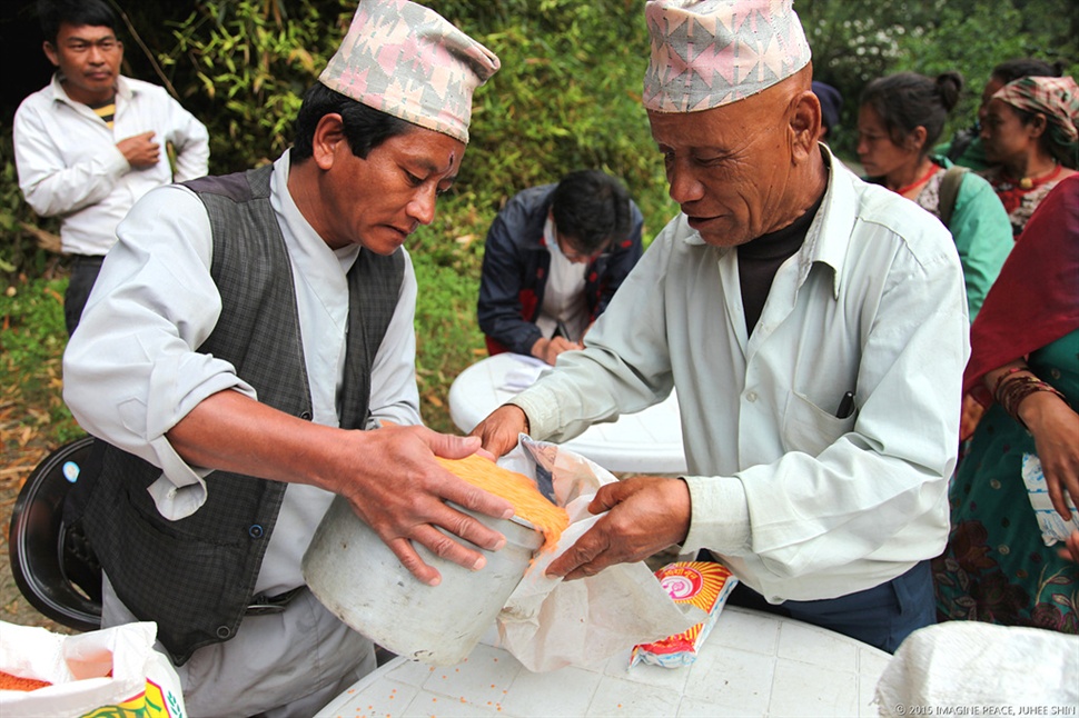  가티 굼탕지역 1천 세대의 마을을 지원하는 나마스떼 네팔, 지진 직후 구호의 손길이 닿지 않던 마을에 1천 자루의 쌀과 달, 차와 설탕을 나누었다.