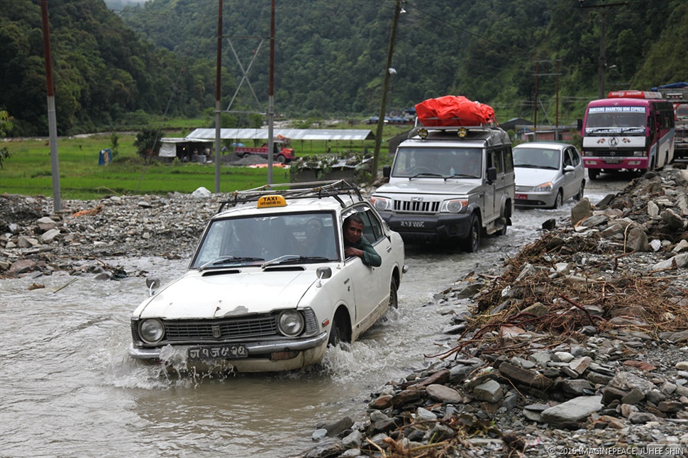  산사태와 폭우로 길은 자주 물에 잠기고 차들은 무심히 물길을 가로지른다. 