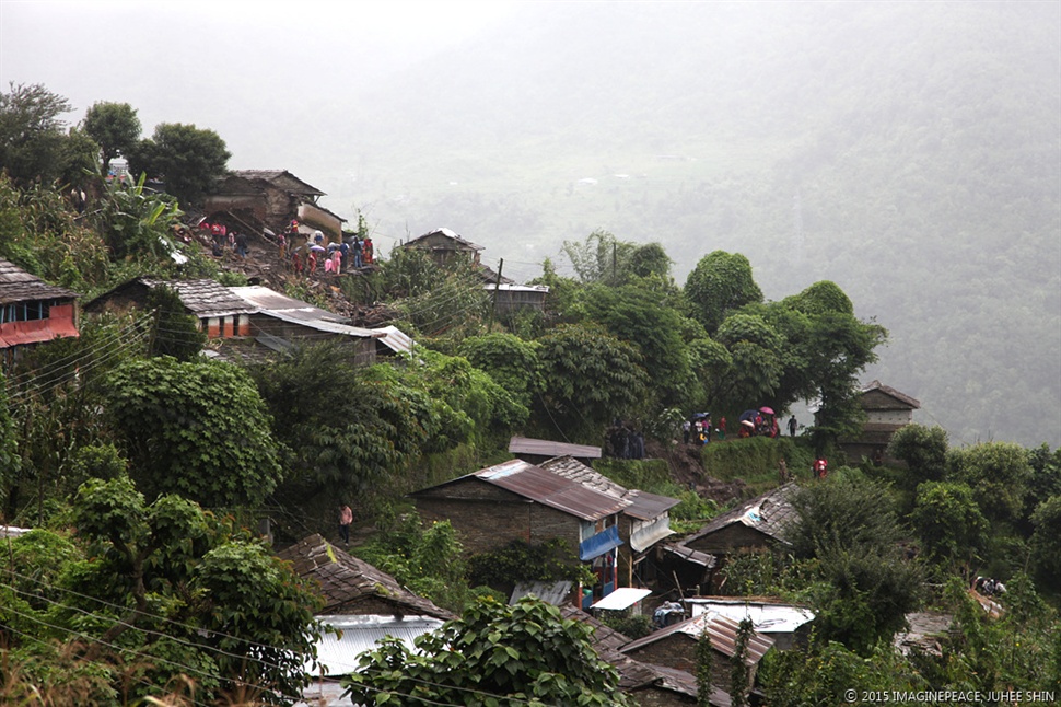  룸리마을은 산자락을 타고 돌계단과 돌집으로 일구어낸 구룽족의 아름다운 전통마을이었다.