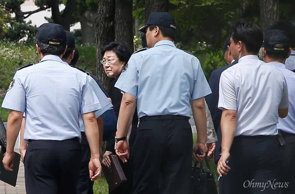 한명숙 마지막 인사 "죽은 사법정의 살려달라" 불법 정치자금을 받은 혐의로 대법원에서 징역 2년을 확정 받은 한명숙 새정치민주연합 의원이 24일 오후 경기도 의왕시 서울구치소로 향하던 중 배웅 나온 지지자들을 향해 고개를 돌려 쳐다보고 있다.
이날 구속되는 한명숙 의원은 "오늘 사법정의가 이 땅에서 죽었기 때문에 그 장례식에 가기 위해서 상복을 입고 나왔다"며 "죽은 사법정의를 다시 살려내주시기 바란다"고 말했다. 
한 의원은 배웅 나온 지지자들에게 "나는 안에서, 여러분은 밖에서 진실이 승리하는 역사를 위해 싸우자"고 당부했다.