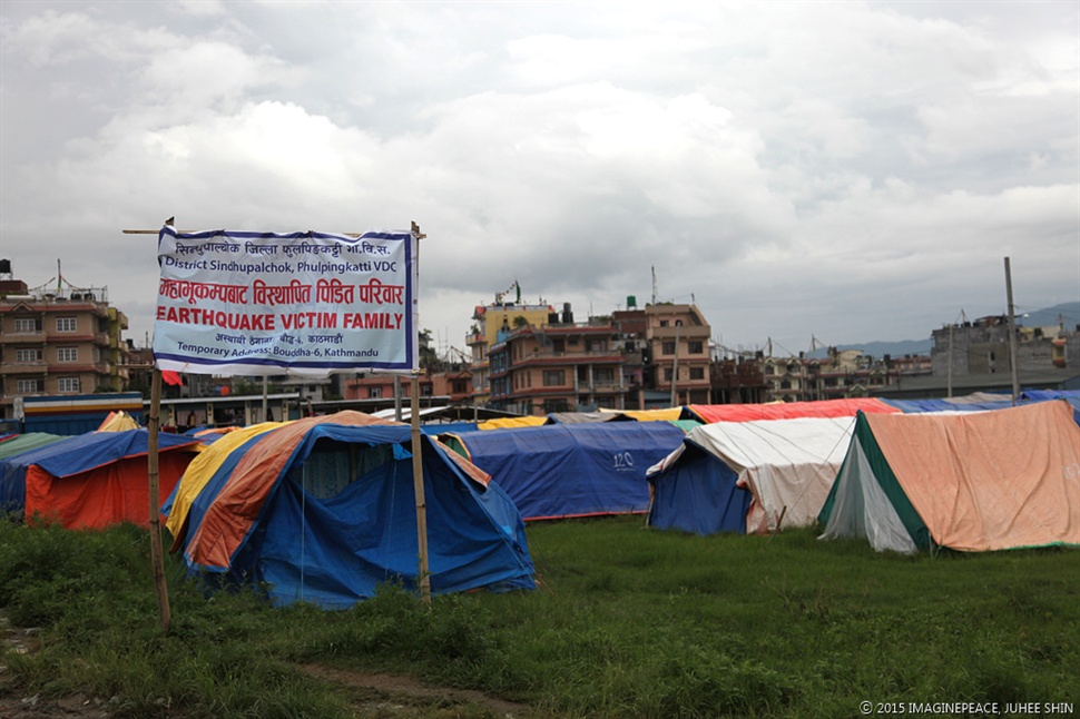  카트만두 보더나트 근처 공터에 거대한 텐트촌이 형성되어 있었다, 도시 한가운데 난민촌의 풍경이 우리의 발걸음을 멈추게 했다.
