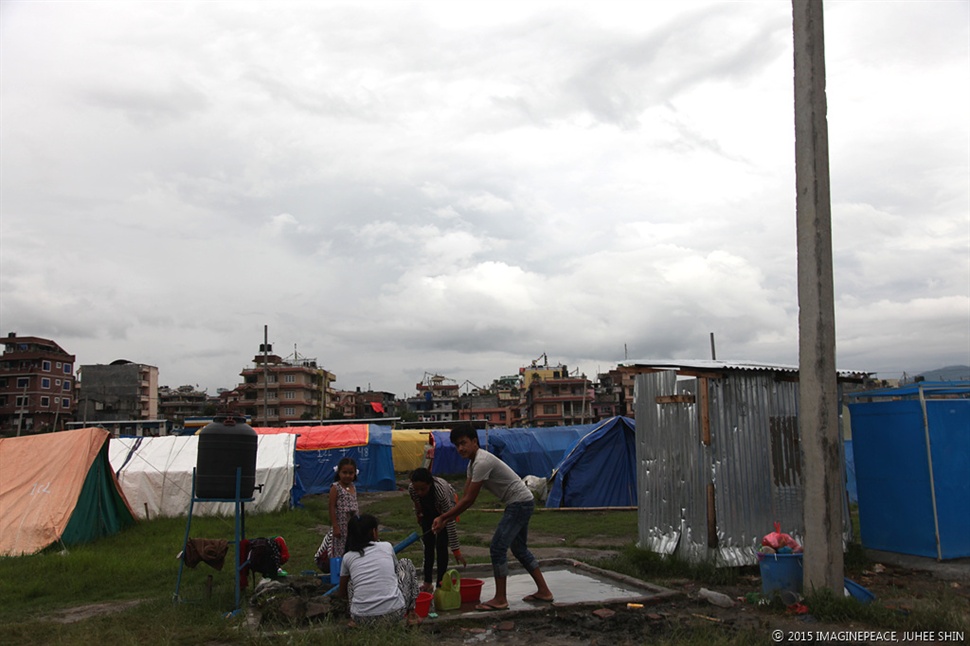  텐트촌에 있는 우물터에는 물을 긷고 빨래를 하는 일상의 풍경이 가득하다.