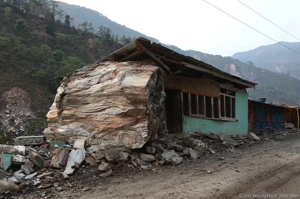  지난 4월 가티마을. 지진으로 떨어진 거대한 바위가 집을 통째로 부쉈다. 