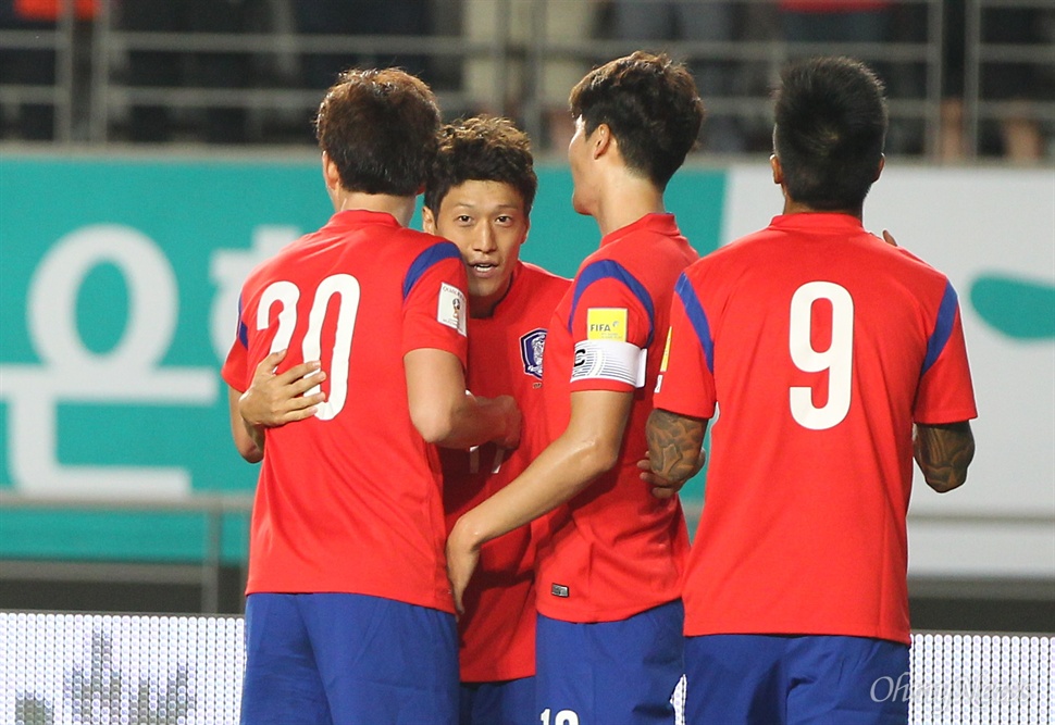 첫 골 만끽하는 이청용 한국 축구대표팀 이청용(사진 왼쪽 두번째)이 3일 오후 경기도 화성종합경기타운에서 열린 2018 러시아 월드컵 아시아 지역 2차 예선 라오스와의 경기에서 전반 8분 첫 골을 성공시킨 뒤 동료들로부터 축하를 받고 있다.