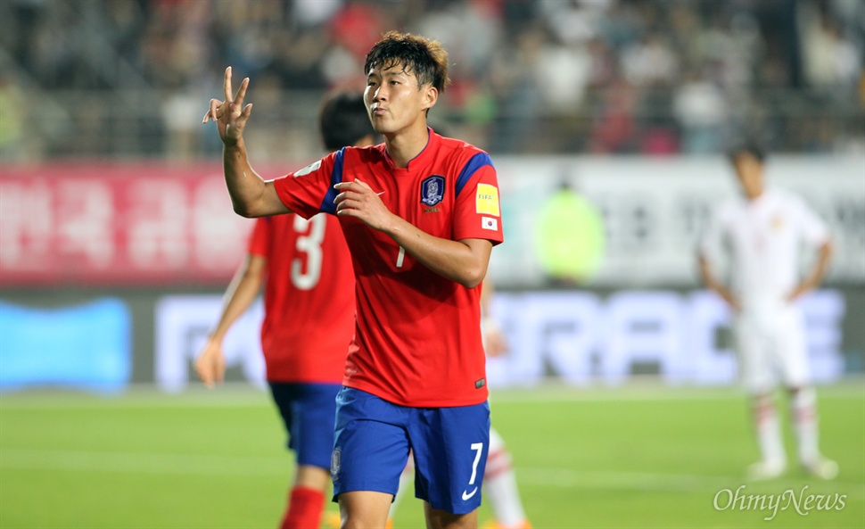 해트트릭 손흥민, '세 골 넣었어요' 한국 축구대표팀 손흥민이 3일 오후 경기도 화성종합경기타운에서 열린 2018 러시아 월드컵 아시아 지역 2차 예선 라오스와의 경기에서 후반 88분 팀의 일곱번째 골이며 자신의 세번째 골을 성공시킨 뒤 손가락 세개를 들어보이고 있다.