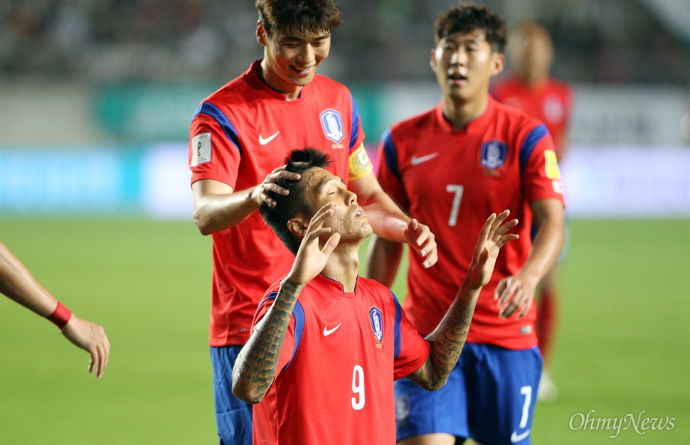 석현준, A매치 데뷔골 성공 한국 축구대표팀 석현준이 3일 오후 경기도 화성종합경기타운에서 열린 2018 러시아 월드컵 아시아 지역 2차 예선 라오스와의 경기에서 후반 56분 팀의 네번째 골을 성공시킨 뒤 기도하는 세러머니를 보이고 있다.