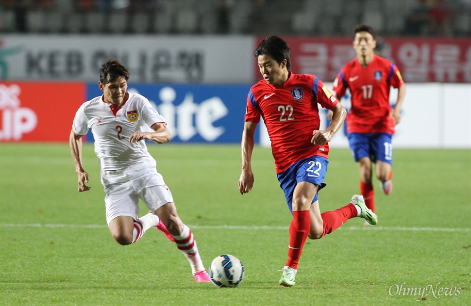 골문을 향해 달리는 권창훈 한국 축구대표팀 권창훈이 3일 오후 경기도 화성종합경기타운에서 열린 2018 러시아 월드컵 아시아 지역 2차 예선 라오스와의 경기에서 사이나코네비엔의 수비를 피해 드리블하고 있다.