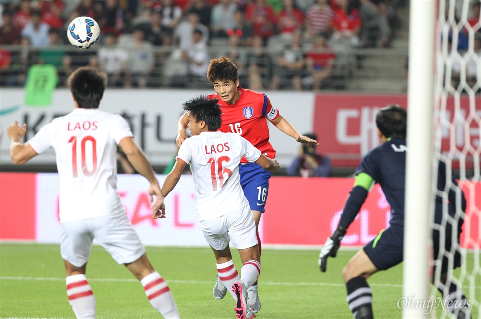 골문 향해 헤딩슛 시도하는 기성용 한국 축구대표팀 기성용이 3일 오후 경기도 화성종합경기타운에서 열린 2018 러시아 월드컵 아시아 지역 2차 예선 라오스와의 경기에서 골문을 향해 헤딩슛을 시도하고 있다.