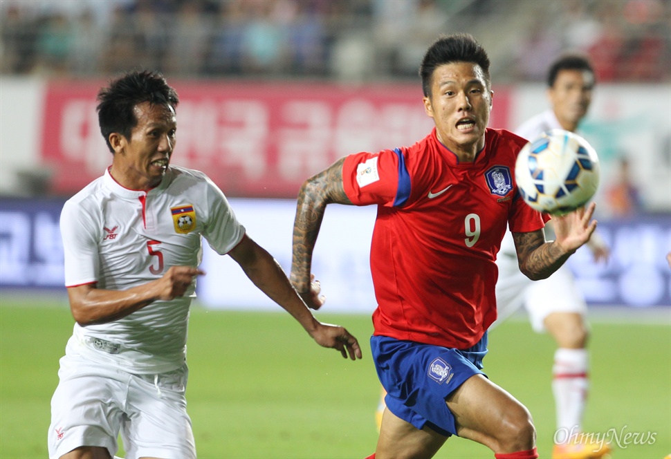 석현준, '내가 먼저야' 한국 축구대표팀 석현준이 3일 오후 경기도 화성종합경기타운에서 열린 2018 러시아 월드컵 아시아 지역 2차 예선 라오스와의 경기에서 캄라와 볼을 다투고 있다.