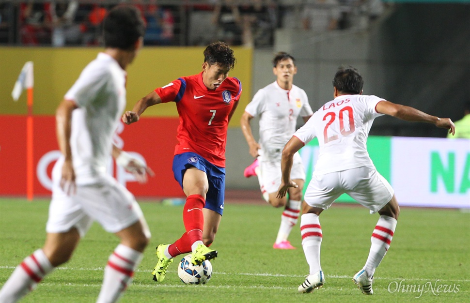 '손흥민 봉쇄하라'  한국 축구대표팀 손흥민이 3일 오후 경기도 화성종합경기타운에서 열린 2018 러시아 월드컵 아시아 지역 2차 예선 라오스와의 경기에서 파숫삭의 수비를 피해 드리블하고 있다.