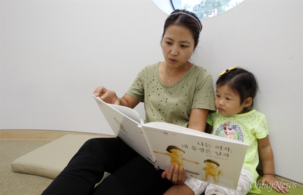  '책 읽어주는 방'은 엄마와 아빠가 아이들에게 직접 소리를 내어 책을 읽어줄 수 있는 공간으로 꾸며져 있다.
