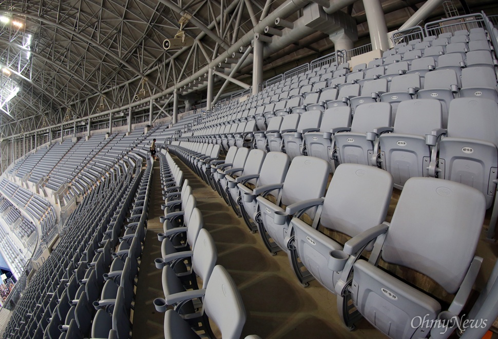  고척스카이돔 관중석은 1층~4층으로 1만8076명 관중을 수용할 수 있으며, 콘서트 등 문화행사시에는 2만5천명까지 수용 가능하다.