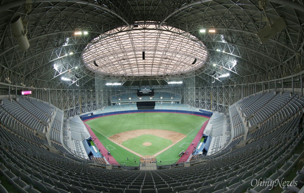  고척스카이돔은 국내 최초의 돔야구장이자 세계 최고 수준의 첨단 기술이 집약된 완전돔(Full-Dome) 형태로 지어졌다. 