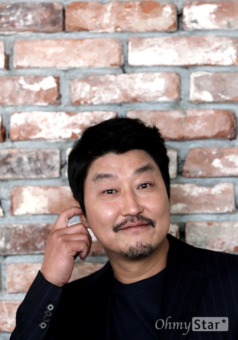  영화 <사도>에서 영조 역의 배우 송강호가 16일 오전 서울 팔판동의 한 카페에서 포즈를 취하고 있다.