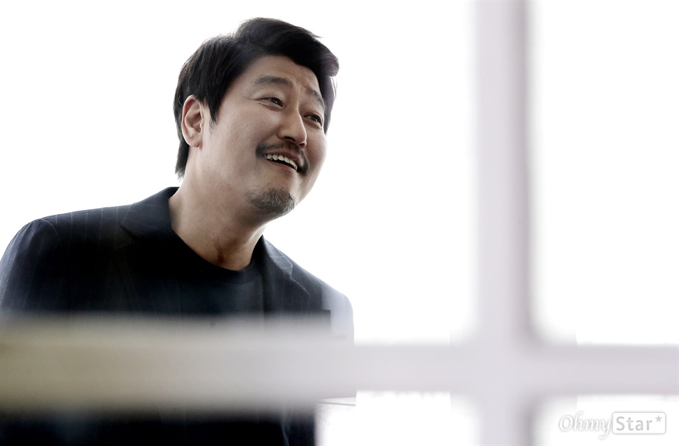  영화 <사도>에서 영조 역의 배우 송강호가 16일 오전 서울 팔판동의 한 카페에서 포즈를 취하고 있다.
