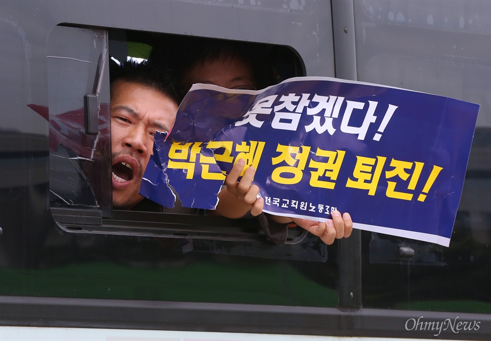 집회 해산도중 연행된 전교조 조합원 전국교직원노동조합(전교조) 조합원들이 23일 오후 국회 본청 앞에서 박근혜 정부의 노동구조개혁에 반대하는 집회를 마치고 해산하던 도중 일부가 경찰에 연행되고 있다. 전교조 조합원 50여명은 이날 "정부가 앞서 발표한 노동개혁안은 노사정위 야합의 결과물"이라며 박근혜 정권 퇴진을 요구했다.