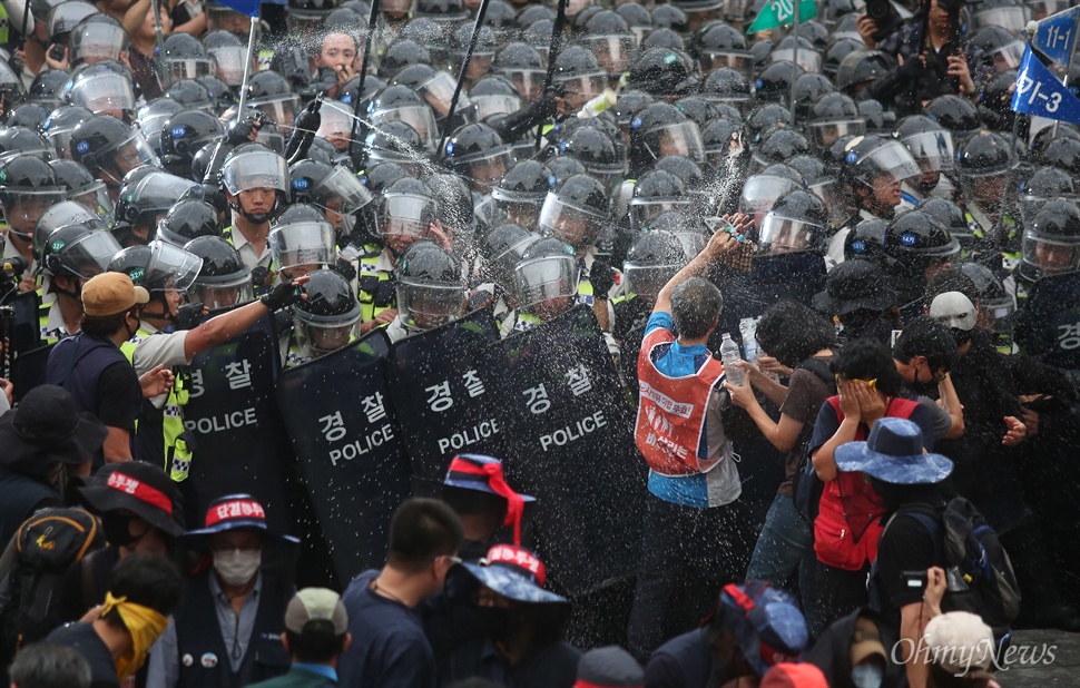 경찰, 강제진압 항의하는 변호사에 최루액 발사 경찰이 23일 오후 서울 종로구 세종문화회관 앞 인도에서 경찰의 강제해산에 항의하는 민주사회를 위한 변호사모임 소속 권영국 변호사를 비롯한 참가자들을 향해 최루액을 뿌리고 있다.