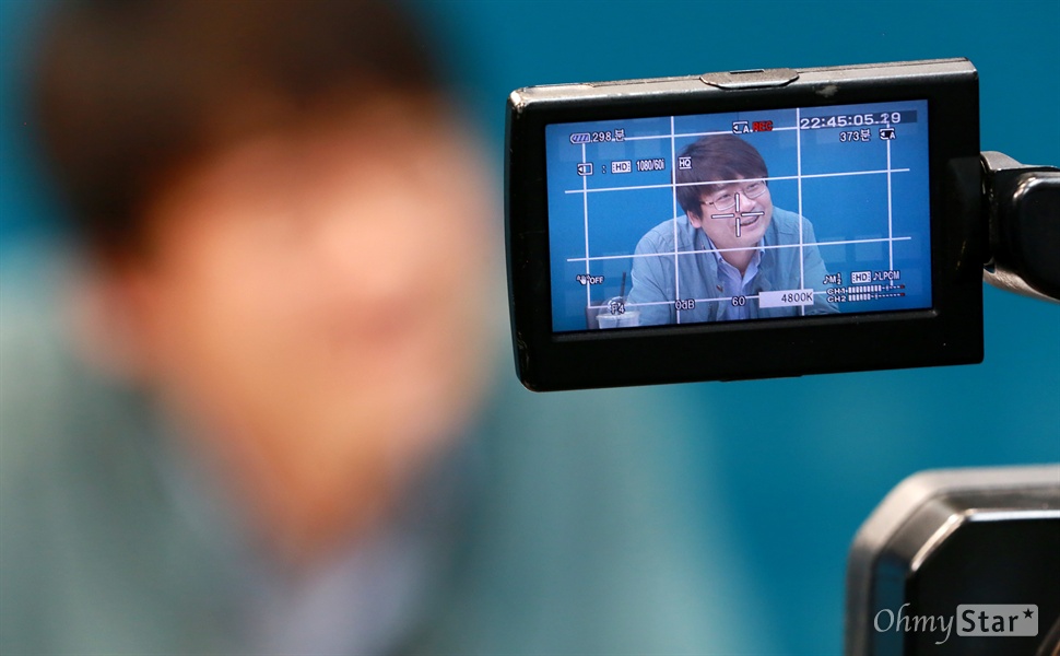 KBS 2TV 수목드라마 <어셈블리>의 정현민 작가가 24일 오후 서울 상암동 오마이뉴스 사무실에서 인터뷰를 하고 있다.