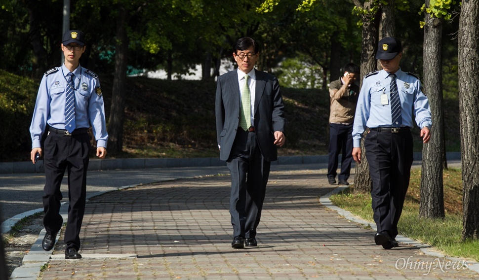  원세훈 전 국정원장이 6일 오후 경기도 의왕 서울구치소에서 수감된지 240일 만에 보석으로 풀려나 구치소를 나오고 있다. 원 전 원장은 '국정원 댓글 사건'으로 2심 실형선고로 구속 되었다. 