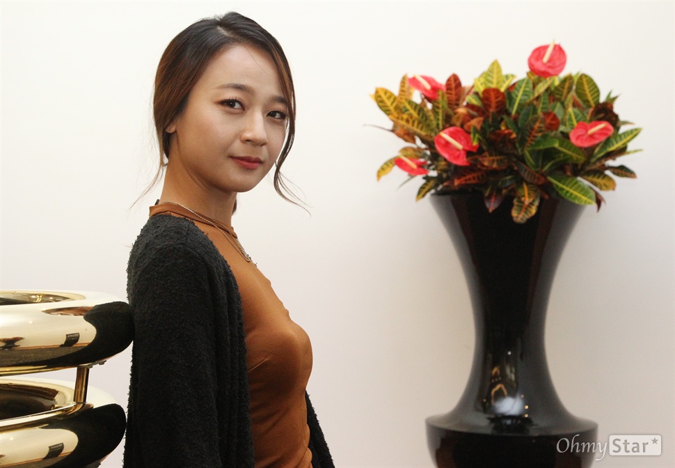   영화 <호텔룸>에 출연한 배우 김꽃비가 3일 오후 부산 해운대구 한 카페에서 <오마이스타>와의 인터뷰에 앞서 포즈를 취하고 있다.