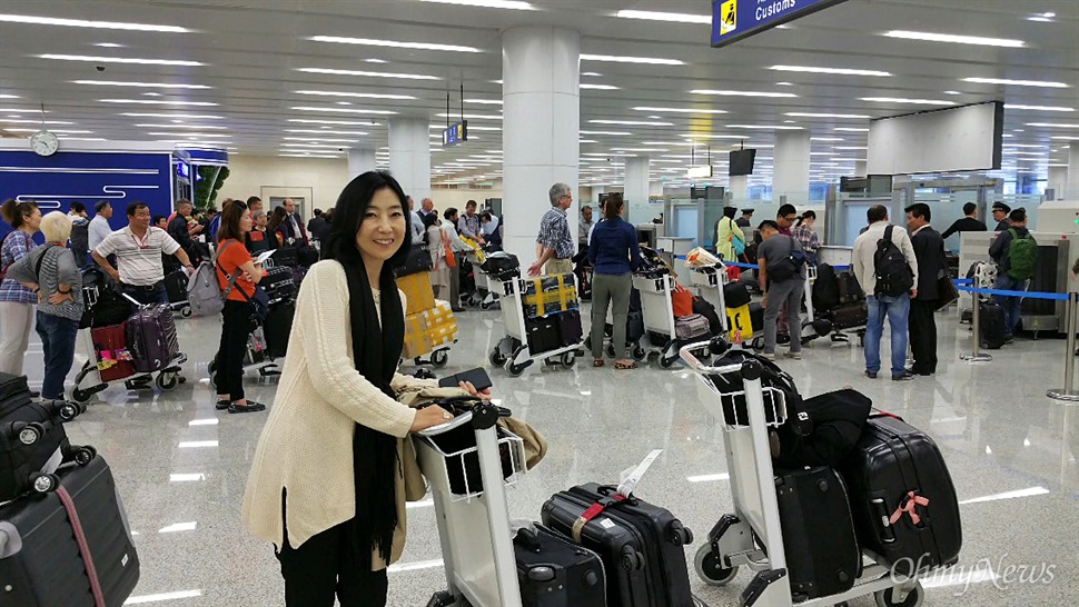  새로 완공된 평양 순안공항 입국 심사대. 8일 많은 외국인들이 입국 심사를 기다리고 있는 모습.