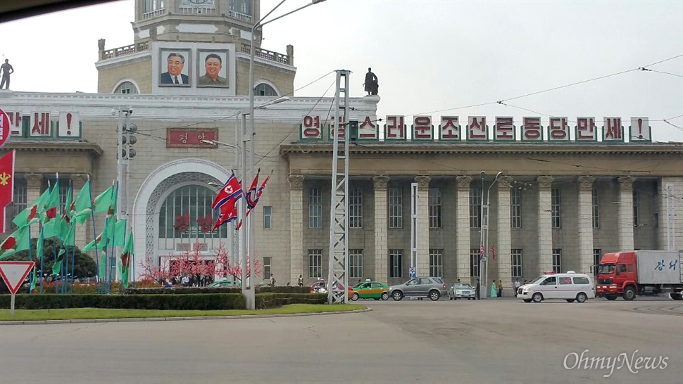 8일 촬영한 평양역. 인공기 왼편에 김정일화 깃발이 있다. 녹색 바탕에 가운데 꽃이 그려져 있다. 