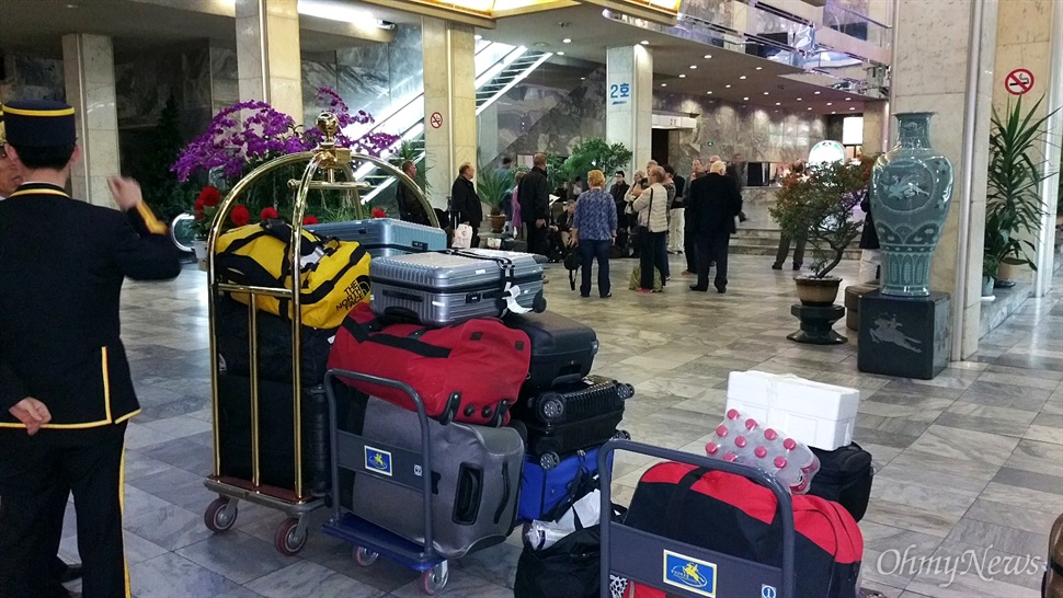  9일 오후 8시 반께 고려호텔 로비 모습. 외국인 관광객 무리와 그들의 짐이 보인다. 호텔종업원이 짐을 카트에 싣고 운반하려고 한다.  