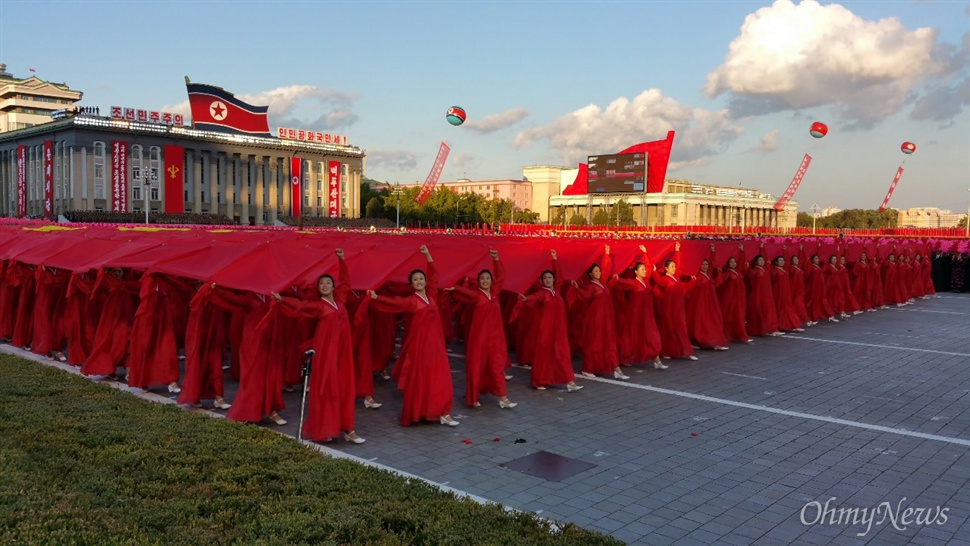 조선노동당 창건 70년 기념 열병식 현장. 북한 예술인들이 붉은 천 등을 이용해 조선노동당기를 형상하면서 행진하는 모습.