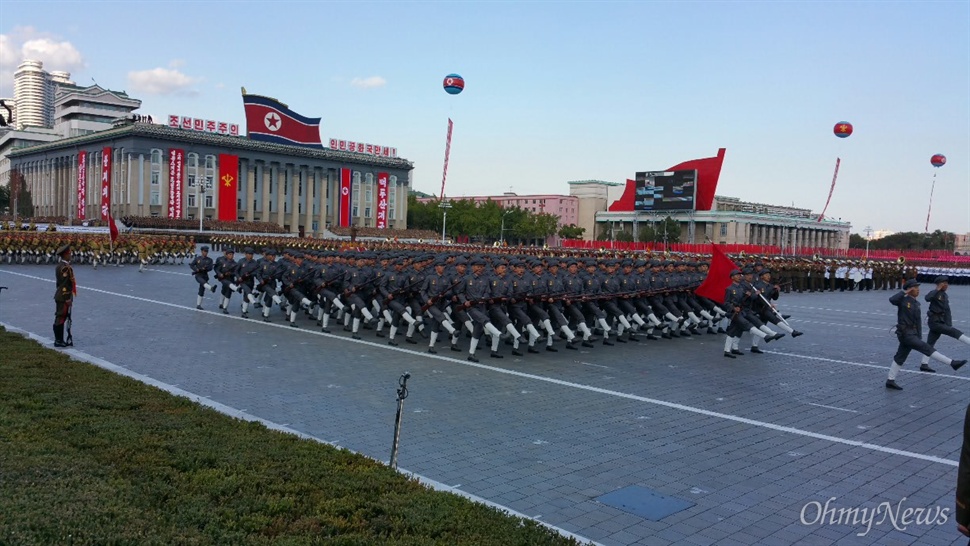  조선노동당 창건 70년 기념 열병식 중 행진의 첫머리를 장식한 항일 유격대.