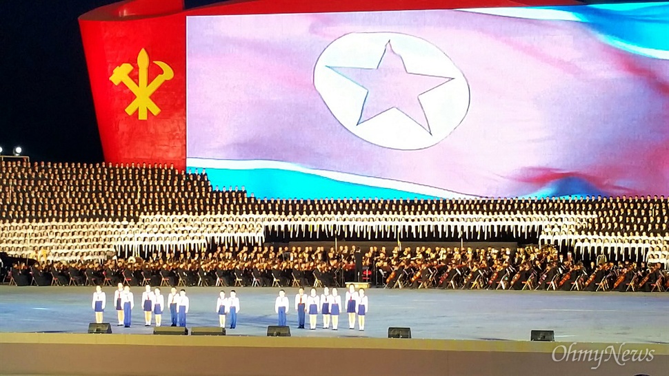  지난 11일 오후 8시부터 시작된 조선노동당 창건 70년 기념 대공연. 공연무대는 대동강 위에 띄워졌는데, 공연 출연자는 1만 명에 이르렀다. 