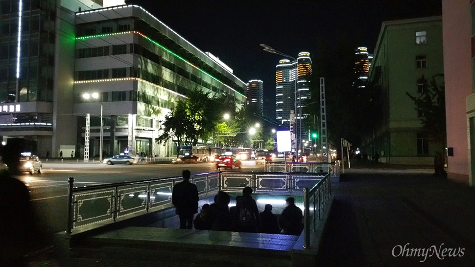  지난 11일 평양 밤거리의 모습.