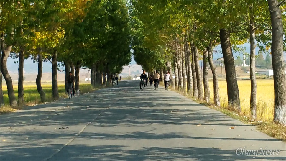  지난 16일 평안남도 개천시, 북한 주민들이 자전거를 타고 있다.