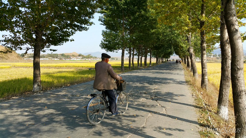  지난 16일 방문한 평안남도 개천시. 한 노인이 자전거를 타고 있다. 